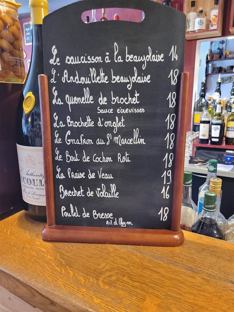 Ardoise des plats du jour au comptoir