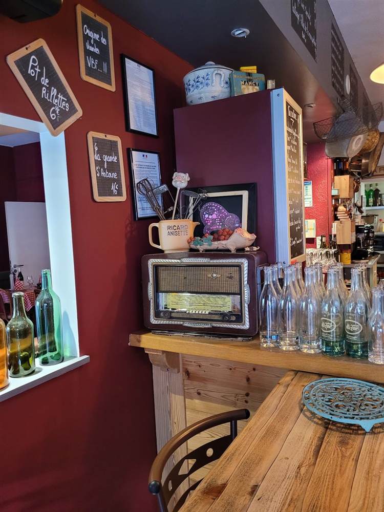 Le comptoir du Bouchon, murs bordeaux, ardoises et vieux poste de radio